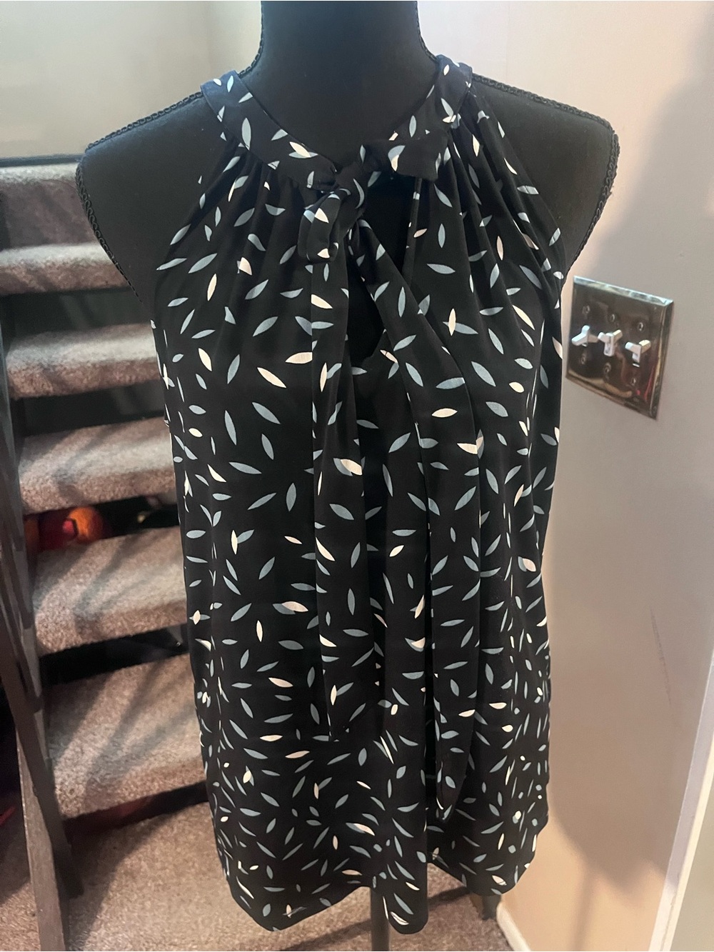 Banana Republic Womens Tie Neck Sleeveless navy light blue Blouse Size Medium